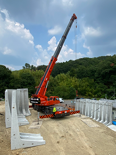 タダノ70t吊ラフター 神戸市北区有野町　L型擁壁材揚重作業